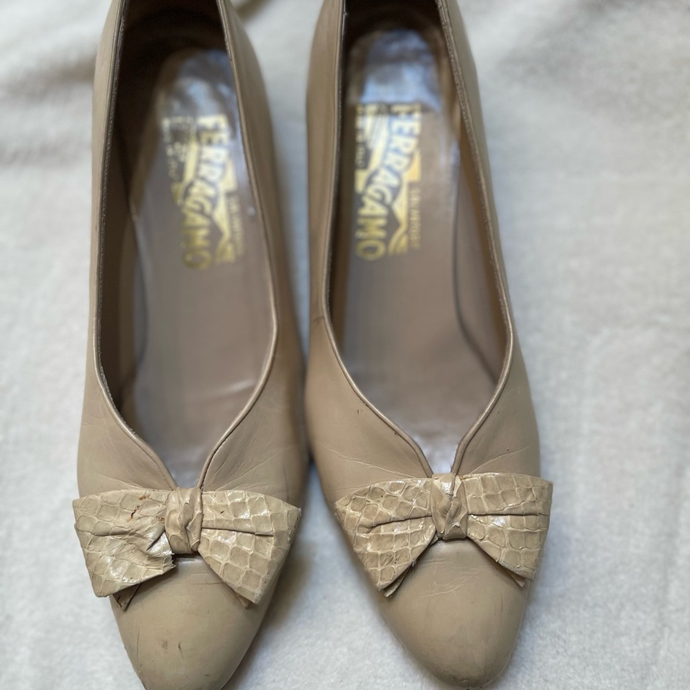 Salvatore Ferragamo kitten heel tan size 8.5 slip on shoes bow front used